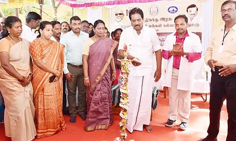 செட்டிக்குளத்தில் நடந்த மருத்துவ முகாமை அமைச்சர் மூர்த்தி குத்துவிளக்கேற்றி தொடங்கி வைத்த காட்சி.