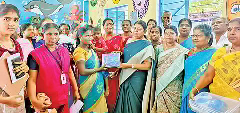 செறிவூட்டப்பட்ட பிஸ்கட் பெட்டகங்களை ஒரு குழந்தைக்கு அமைச்சர் கீதாஜீவன் வழங்கிய போது எடுத்த படம்.