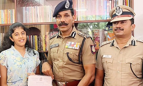 குழந்தைகள் படிப்பதற்காக 1000 புத்தகங்களை வழங்கிய 7-ம் வகுப்பு மாணவி: டி.ஜி.பி. சைலேந்திரபாபு பாராட்டு