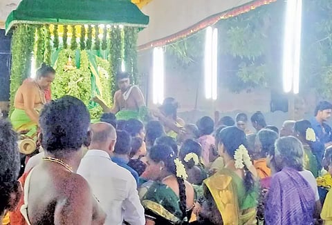 பச்சை சாத்தி சப்பர பவனி நடந்த போது எடுத்த படம்.