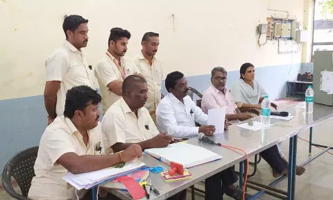 ஏலம் நடந்த போது எடுத்தப்படம்.