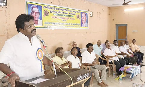 கூட்டத்தில் மேயர் சண்.ராமநாதன் பேசினார். அருகில் ஆணையர் சரவணக்குமார் மற்றும் பலர் உள்ளனர்.