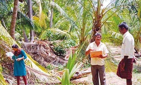 பாலாற்றில் ஆக்கிரமிப்பு பகுதியில் அதிகாரிகள் அளவீடு பணி மேற்கொண்ட போது எடுத்த படம்.