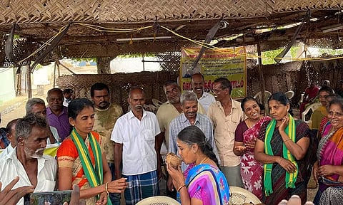 அனுப்பட்டி கிராமத்தில் கஞ்சித்தொட்டி திறந்து போராட்டத்தில் ஈடுபட்ட பொதுமக்கள்.