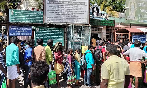 இணையதள சேவை பாதிக்கப்பட்டதால் நீண்ட வரிசையில் காத்திருக்கும் பக்தர்கள்.