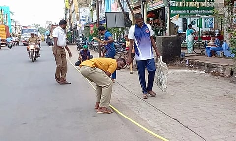 விருத்தாசலத்தில் உள்ள சாலைகளின் ஓரம் கயிறு பதிக்கும் பணியில் போக்குவரத்து போலீசார் ஈடுபடுவதை படத்தில் காணலாம்.