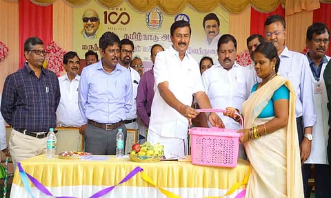 கர்ப்பிணி தாய்மார்களுக்கு ஊட்டச்சத்து பெட்டகத்தை அமைச்சர் வழங்கிய காட்சி