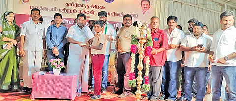 முகாமில் அமைச்சர் அனிதா ராதாகிருஷ்ணன் மாணவர் ஒருவருக்கு நலத்திட்ட உதவி வழங்கிய போது எடுத்த படம். அருகில் கலெக்டர் செந்தில்ராஜ், ஊர்வசி அமிர்தராஜ் எம்.எல்.ஏ. மற்றும் பலர் உள்ளனர்.