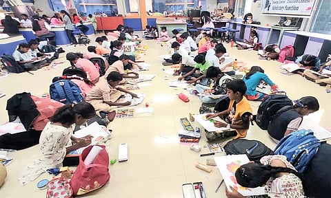 நெல்லை மாவட்ட அறிவியல் மையத்தில் குழந்தை தொழிலாளர்கள் ஒழிப்பு விழிப்புணர்வு ஓவிய போட்டியில் பங்கேற்ற பள்ளி மாணவ-மாணவிகள்.