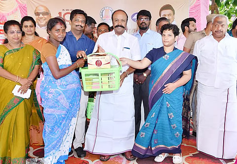 திருப்பத்தூர் அருகே இலவச பன்னோக்கு சிறப்பு மருத்துவ முகாமை அமைச்சர் பெரியகருப்பன் தொடங்கி வைத்து கர்ப்பிணிகளுக்கு ஊட்டச்சத்து பெட்டகங்களை வழங்கினார். அருகில் கலெக்டர் ஆஷா அஜித் உள்ளார். 