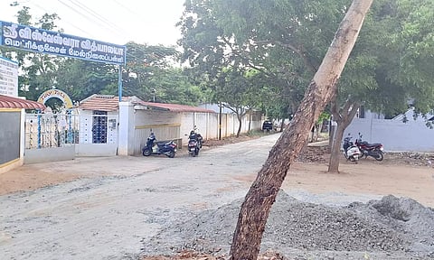 மாலைமலர் செய்தி எதிரொலி-பள்ளி முன்பு இருந்த ஆவின் பெட்டிகள் அகற்றம்