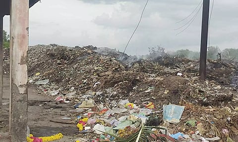 சுடுகாட்டை சுற்றி குவிந்துள்ள குப்பைகள்.