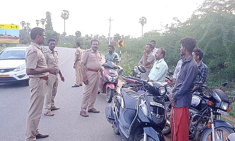 சிறுவர்களிடம் வாகனங்களை ஓட்ட விடக்கூடாது.