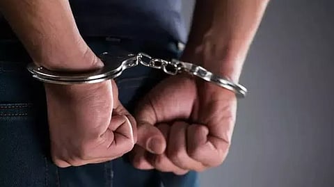 மும்பையில் கனமழை: வடிகாலில் விழுந்து இரண்டு தொழிலாளர்கள் பலி- 4 பேர் கைது