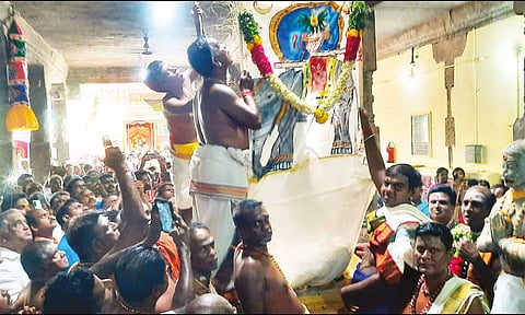 திருவிழா கொடியேற்றத்துடன் தொடங்கியதை படத்தில் காணலாம்.