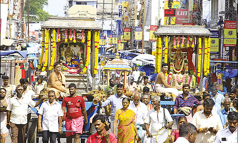 சுவாமி-அம்பாள் வெள்ளி சப்பரத்தில் எழுந்தருளி வீதி உலா வந்தபோது எடுத்த படம்