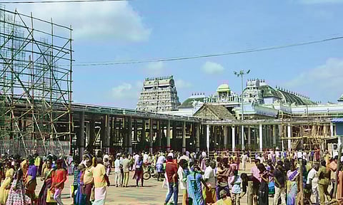 ஆனித் திருமஞ்சன தரிசனத்தை காண ஆயிரங்கால் மண்டபம் முன்பு திரண்ட பக்தர்களை காணலாம்.