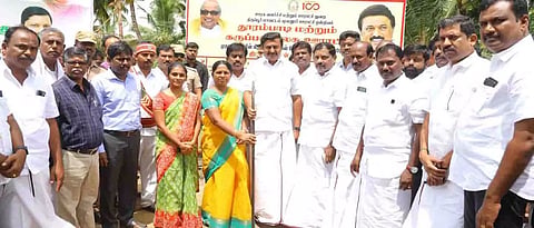 புதிய சாலைகள் அமைக்கும் பணியினை அமைச்சர் மு.பெ.சாமிநாதன் தொடங்கி வைத்த போது எடுத்த படம். அருகில் கலெக்டர் கிறிஸ்துராஜ், திருப்பூர் தி.மு.க.தெற்கு மாவட்ட செயலாளர் இல.பத்மநாபன் உள்பட பலர் உள்ளனர்.