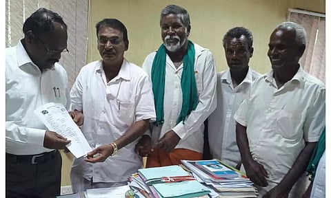 கூட்டுறவு பதிவாளரை சந்தித்து மனு அளித்த காட்சி. 