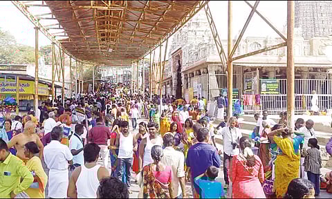 கோவிலில் குவிந்த பக்தர்களை படத்தில் காணலாம்.