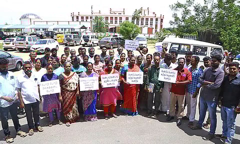 வீரபாண்டி அடுக்குமாடி குடியிருப்போர் சங்கம் சார்பில் கலெக்டரிடம் மனு கொடுக்க வந்த போது எடுத்த படம்.