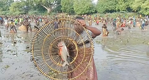 கண்மாயில் மீன்பிடி திருவிழா