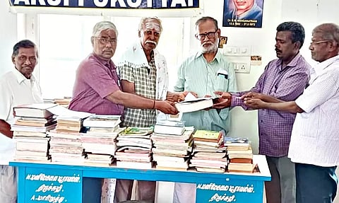 திருச்சுழி நூலகத்திற்கு புத்தகங்கள் அன்பளிப்பு