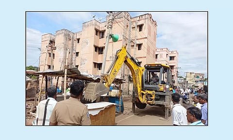 மாநகராட்சி சார்பில் மேலவாசல் பகுதியில் ஆக்கிரமிப்புகளை அகற்றும் பணி நடந்தது. 