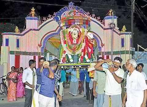 விழாவில் சுவாமி, அம்பாள் ரிஷப வாகனத்தில் எழுந்தருளிய காட்சி.