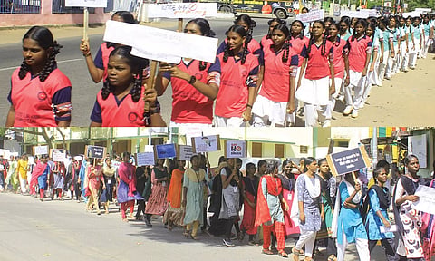 பள்ளி மற்றும் கல்லூரி மாணவ-மாணவிகள் விழிப்புணர்வு வாசகங்கள் அடங்கிய பதாகைகளை ஏந்தி பேரணியாக சென்ற போது எடுத்தபடம்.