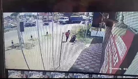 தம்பதி சென்ற மோட்டார் சைக்கிள் மீது லாரி மோதும் வீடியோ காட்சிகள் வெளியாகின