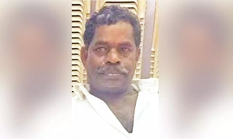 படுகாயமடைந்த தொழிலாளி ரவி.