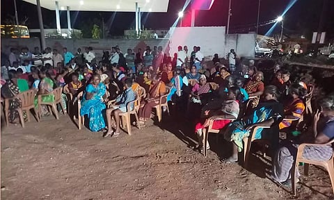 கீழ்பவானி வாய்க்காலில் கான்கிரீட் தளம் அமைப்பதை கண்டித்து விவசாயிகள் விடிய, விடிய காத்திருப்பு போராட்டம்