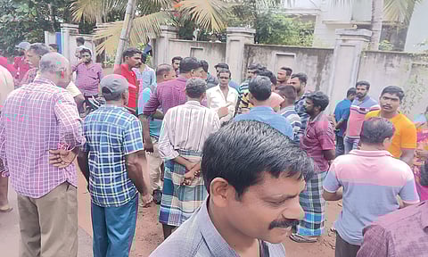 பள்ளி வாகனத்தை வழிமறித்து 3 வயது சிறுவனை கடத்திய மர்ம கும்பல்