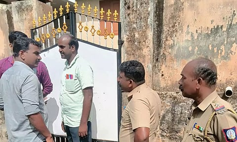 சம்பவ இடத்தில் போலீசார் விசாரணை நடத்தினர்.