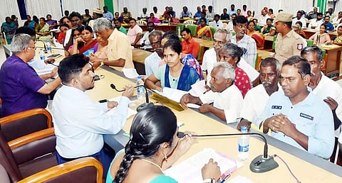 மக்கள் குறைதீர்க்கும் நாள் கூட்டம் நடந்தபோது எடுத்த படம்.