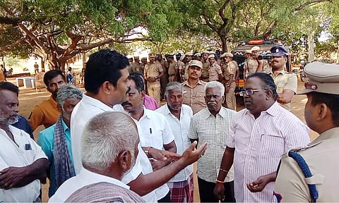 வாசுதேவநல்லூர் அருகே கல்குவாரியை மூடக்கோரி கிராம மக்கள் போராட்டம்