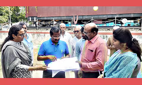 மெட்ரோ திட்டப்பணிகள் குறித்து மதுரை ரெயில் நிலையம் முன்பு அதிகாரிகள் ஆய்வு செய்த காட்சி. 