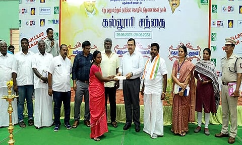 போட்டியில் வெற்றி பெற்றவர்களுக்கு கலெக்டர் ரவிச்சந்திரன் பரிசு வழங்கிய காட்சி. அருகில் பழனி நாடார் எம்.எல்.ஏ.