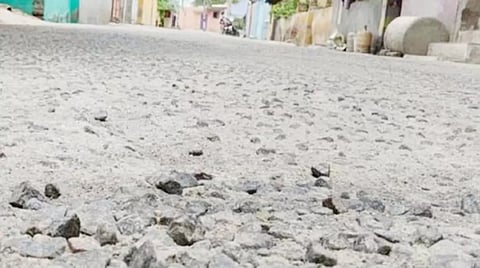 சேதமடைந்த சாலையை படத்தில் காணலாம்.