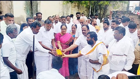 முன்னாள் அமைச்சர் கே.பி அன்பழகன் எம்.எல்.ஏ நூலகம் கட்டும் பணியை பூமி பூஜை செய்து தொடங்கி வைத்த காட்சி.