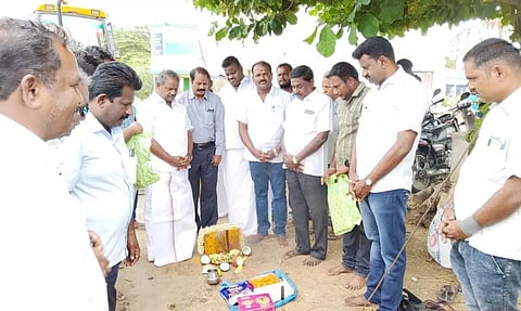 தருமபுரி எம்.எல்.ஏ வெங்கடேஷ்வரன் சாலை அகலப்படுத்தும் பணிக்கு பூமிபூஜை செய்து தொடங்கி வைத்த காட்சி.