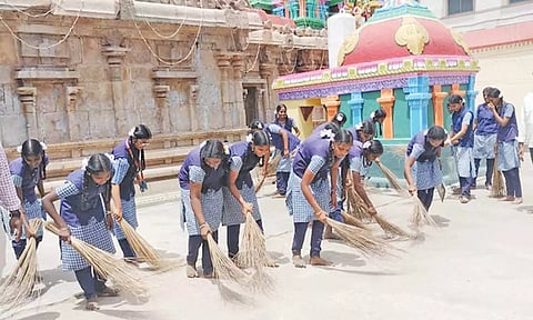 பிறவி மருந்தீஸ்வரர் கோவிலில் உழவாரப்பணி மேற்கொண்ட மாணவிகள்.