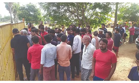  போராட்டத்தில் ஈடுபட்ட தொழிலாளர்களை படத்தில் காணலாம்.