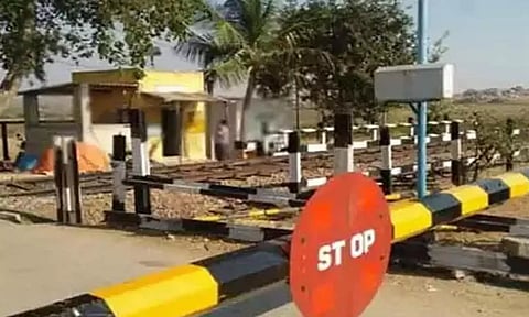 ரெயில்வே கேட்டை மூடிவிட்டு அறையில் குறட்டை விட்டு தூங்கிய ஊழியர்- வாகன ஓட்டிகள் கடும் வாக்குவாதம்