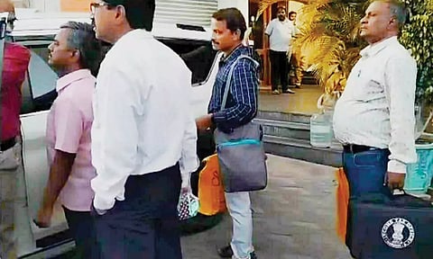 வருமான வரித்துறை அதிகாரிகள் முக்கிய ஆவணங்களை எடுத்து கொண்டு காரில் புறப்பட்டு சென்ற காட்சி.