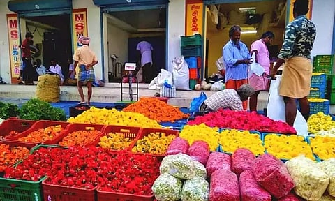 பூக்கள் விற்பனை நடைபெறுவதை படத்தில் காணலாம்.