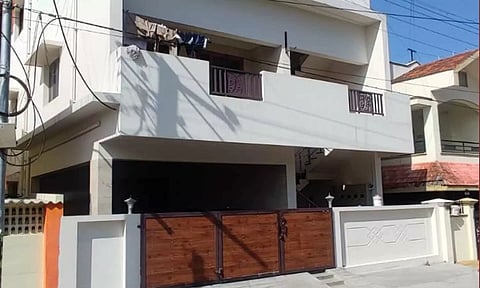 சோதனை நடைபெறும் சப்-இன்ஸ்பெக்டர் பூபதியின் வீடு.