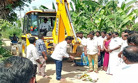 சாலை விரிவாக்கப் பணியை சேர்மன் சபா.பாலமுருகன் தொடங்கி வைத்தார்.