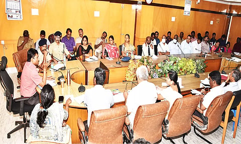 திருவண்ணாமலை கலெக்டர் அலுவலகத்தில் வரும் குரு பவுர்ணமியை முன்னிட்டு ஆய்வு கூட்டம் கலெக்டர் தலைமையில் நடைபெற்ற போது எடுத்த படம்.